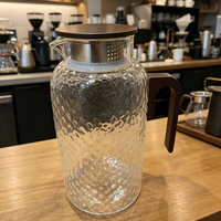 Pichet à eau en verre borosilicate NOBLE HAPPY avec couvercle en bois foncé, infuseur perforé, compatible micro-ondes, résistant à la chaleur, hermétique