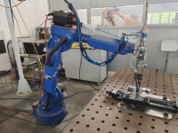 Bras robotisé Yaskawa à 6 axes en acier inoxydable, machine de soudage au laser à fibre automatique