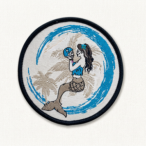 Parche Bordado Termoadhesivo Circular de Fieltro No Tejido con Diseño de Sirena con Casco y Palmeras, Regalo - Product Image 1