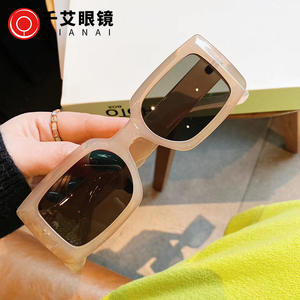 Gafas de Sol Cuadradas Estilo Coreano Unisex, Montura de PC, Protección UV400 Tipo 3, Diseño Cuadrilátero, Color Blanco - Product Image 5