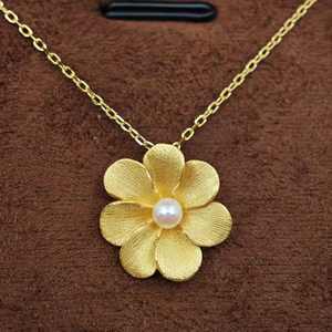 Collier pendentif en argent 925 plaqué or, forme de fleur, minimaliste, pour fiançailles et mariage, vente en gros, perle d'eau douce, par UM Jewelry - Product Image 5