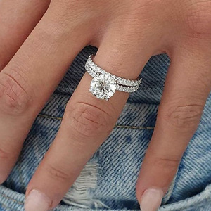 Anello Minimalista con Cristalli Incastonati per Donne, Accessorio Elegante e Classico per Uso Quotidiano e Regalo - Product Image 5