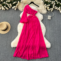Robe longue élégante asymétrique à découpes à la taille et fente, idéale pour les vacances d'été