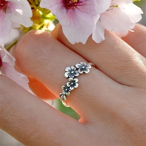 Anello di Moda con Fiori di Ciliegio, Design Floreale Minimalista ed Elegante, Gioiello da Indossare Quotidianamente per Donne - Product Image 1