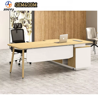 Bureau de direction moderne en forme de L avec armoire de rangement, tiroirs, passe-câbles et plateau en bois grainé