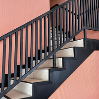 Escalier en colimaçon courbé sur mesure Prima, support métallique, marches en bois massif, main courante en acier inoxydable, escaliers de luxe pour la décoration de villa