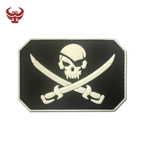 แผ่นแปะยางพีวีซีแบบนิ่มรูปหัวกะโหลก 3 มิติ ใบมีดคู่ เป็นมิตรกับสิ่งแวดล้อม พร้อมตะขอเกี่ยว  โลโก้สั่งทำได้สำหรับเสื้อผ้า - Product Image 2