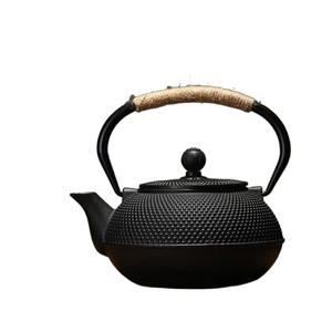 Flamme nue chauffage vieux pot <span class=keywords><strong>en</strong></span> fer théière <span class=keywords><strong>en</strong></span> <span class=keywords><strong>fonte</strong></span> extérieur bouillant charbon de bois <span class=keywords><strong>feu</strong></span> bouilloire poêle à bois thé services <span class=keywords><strong>en</strong></span> <span class=keywords><strong>fonte</strong></span> - Product Image 5