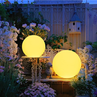 Boule lumineuse LED blanche rechargeable de 20 cm, utilisation intérieure/extérieure, 16 couleurs RGB changeantes, fonctions de gradation, IP65, télécommande, 14-16 heures d'autonomie