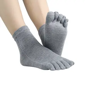 Algodão Médio Tubo Toe Meias Cinco Dedo Meias com Algodão Mini Crew Athletic Running Socks para Homens Verão Casual Knitted 5 Toe