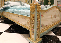Ensemble de chambre à coucher de luxe de style mid-century, série française Yips LDF-0756, en bois blanc peint à la main avec motifs floraux, lit de 1,8 mètre, style antique.