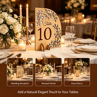 Numéros de table en bois sur mesure avec décoration artistique de style rustique. Panneaux de table élégants parfaits pour les mariages, les fêtes, les hôtels et