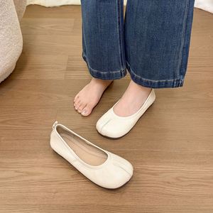 Chaussures en forme de sabot de cochon - Semelle plate, dessus en cuir souple, chaussure individuelle. Style une pièce. Chaussures rouges de style ballet, grande taille, à bout fendu. - Product Image 5