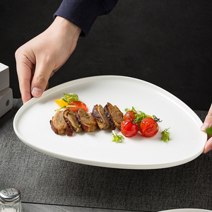 Assiette de table triangulaire en céramique pour restaurant, en porcelaine blanche pure, pour desserts, steaks, pâtes, sushis et salades - Product Image 1