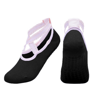 Chaussettes de sport charmantes pour femmes avec bande en dentelle à volants, couleurs unies, tissu extensible doux et stabilité accrue du pied pendant le mouvement - Product Image 3