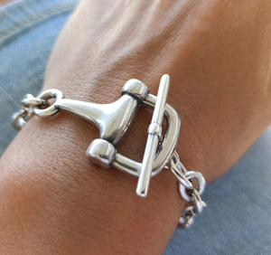 Pulsera de Acero Inoxidable Pulido de Alta Calidad con Diseño de Herradura y Cierre de Palanca, Joyería Ecuestre - Product Image 2