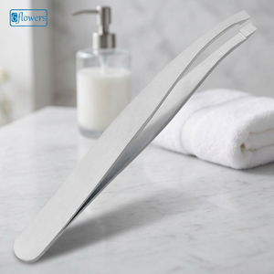 Pinza de Precisión para Cejas con Punta Inclinada para un Depilado Preciso - Product Image 2