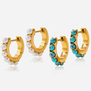 Pendientes Huggie con baño de oro de 18 quilates, perlas y turquesas para mujer, conjunto de joyería para uso diario con engaste de bisel. - Product Image 1