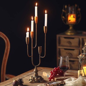 Porte-bougie en fer de style européen à quatre bras pour décorations de dîner romantiques - Product Image 1