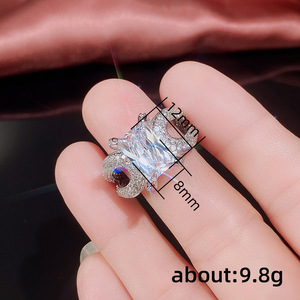 Anello di Diamanti F1437 con Taglio Smeraldo, Oro Bianco Naturale, Diamanti Laterali Colore D, per Fidanzamento Femminile - Product Image 5