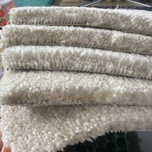 Rouleau de tapis moelleux et duveteux de 15 mm d'épaisseur, 100 % polypropylène, ignifuge, pour chambre à coucher, hôtel haut de gamme, taille personnalisée, couleur unie, mur à mur - Product Image 1