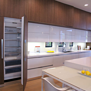 Panneaux de porte en placage de bois et laqués brillants de style moderne sur mesure de conception italienne avec des armoires de cuisine d'îlot de luxe - Product Image 1