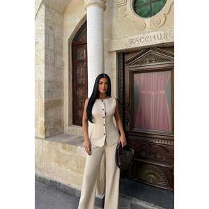 Ensemble 2 pièces Lamarie pour femme avec cravate à la taille (haut et bas) – Tailles XS-XL – Tenues élégantes avec short intégré - Product Image 4
