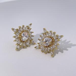 Boucles d'oreilles clous flocon de neige pour femmes, en laiton plaqué or, luxueuses, classiques et élégantes, de Tianyu Gems. - Product Image 3