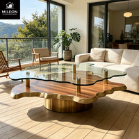 Table basse à double plateau avec un design en forme de mouton, dessus en placage de bois et verre transparent, avec une base en acier inoxydable doré