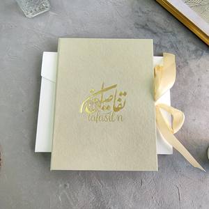 Suite d'invitations de mariage personnalisées en velours beige avec cartes en acrylique transparent et détails dorés – Ensemble d'invitations de mariage - Product Image 5