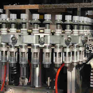 Máquina automática de moldeo por soplado de alta velocidad 11000BPH Máquina de fabricación de botellas de agua de <span class=keywords><strong>8</strong></span> cavidades - Product Image 3