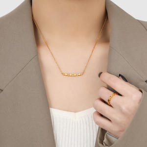 Acier inoxydable Plaqué or 18 carats Pendentif en diamant et zircon cubique en nid d'abeille Colliers pour femmes Bijoux hypoallergéniques - Product Image 2