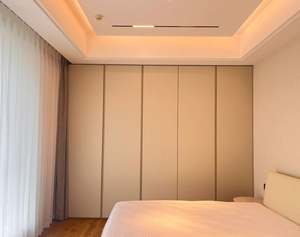 Armoire personnalisée au design moderne de Chine Armoire à vêtements en bois massif pour chambre à coucher Mobilier de maison portable - Product Image 1