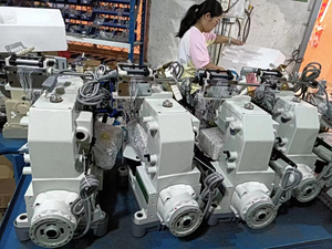 Venta Directa de Fábrica Profesional, Máquina de Coser Industrial de 12 Agujas con Hilo Elástico - Product Image 3