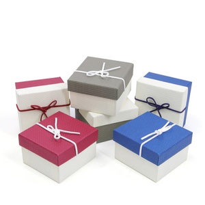 Boîte à montres et bijoux en papier texturé de luxe, emballage cadeau classique avec logo personnalisé et service d'impression - Product Image 3