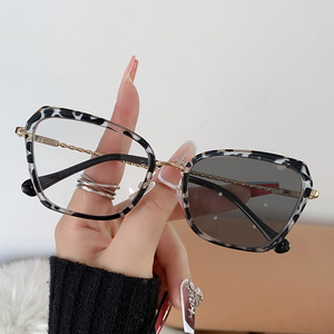 MK25824 Nouvel Arrivage Oeil de Chat Mode Photochromique Anti Lumière Bleue Lunettes Vente en Gros <span class=keywords><strong>Pas</strong></span> <span class=keywords><strong>Cher</strong></span> Lunettes Optiques pour Femmes - Product Image 3