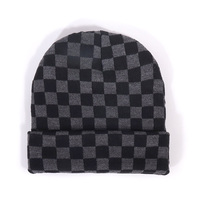 Groothandel op maat gemaakte gebreide schaakbordmuts met gekrulde rand, jacquard, voor dames en heren, van acryl.