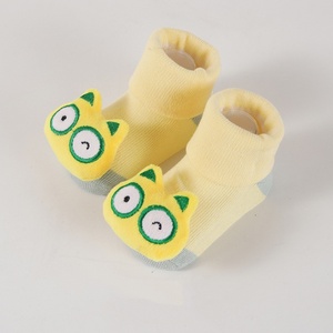 Venta al por mayor de bonitos <span class=keywords><strong>calcetines</strong></span> de punto de algodón en 3D para bebés recién nacidos tamaño 9cm antideslizante y transpirable Casual Crew Type para niños pequeños - Product Image 3