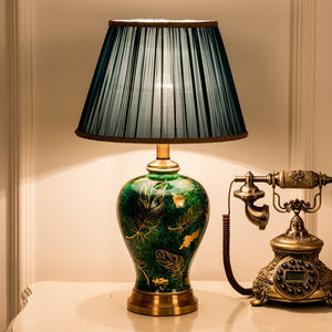 Hiện Đại Màu Xanh Lá Cây Gốm Đèn Bàn LED Trung Quốc Sáng Tạo Sang Trọng Bàn Cạnh Giường Ngủ Ánh Sáng Cho Nhà Phòng Khách Phòng Ngủ Trang Trí Nội Thất - Product Image 1