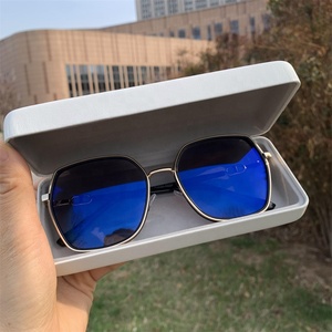 Lunettes Photochromiques Anti-Reflet Vert Argent Grand <span class=keywords><strong>Carré</strong></span> avec Strass Latéraux Scintillants pour <span class=keywords><strong>Femme</strong></span> et Fille, Verres à Changement de Couleur - Product Image 5