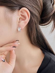 Boucles d'oreilles clipsables en forme de coquille marine, style minimaliste élégant, argent sterling 925, rhodié, plaqué or 18 carats, pour filles et femmes, Dylam TIny - Product Image 4