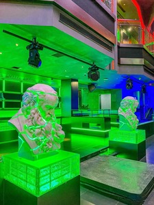 Robot Cyberpunk en fibre de verre avec lueur de tête LED violette et bandes de bras bleues Barre virale Spot photo - Product Image 4