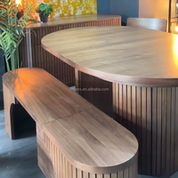 Table transformable ovale fabriquée en bois massif de qualité supérieure, s'étend sans effort pour accueillir jusqu'à 12 invités avec bancs et buffet.