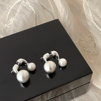 Boucles d'oreilles créoles classiques en alliage de cuivre avec fausses perles, nouveau modèle simple et tendance pour femme, idéales pour le quotidien – Vente chaude