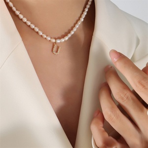 Collar de Alta Calidad con Cadena de Perlas Naturales de Agua Dulce, Acero de Titanio y Colgante con Letra Inicial de 26 Circonitas - Product Image 4
