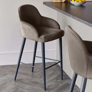 Tabourets <span class=keywords><strong>de</strong></span> <span class=keywords><strong>bar</strong></span> modernes en <span class=keywords><strong>velours</strong></span> <span class=keywords><strong>taupe</strong></span> avec accoudoirs incurvés, chaises <span class=keywords><strong>de</strong></span> <span class=keywords><strong>bar</strong></span> rembourrées avec pieds en métal noir mat et repose-pieds intégré - Product Image 1
