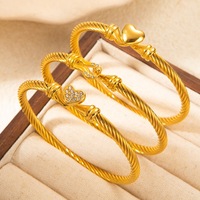 Bracelet manchette torsadé en acier inoxydable plaqué or 18 carats avec boucle fer à cheval, bijou minimaliste tendance pour femme