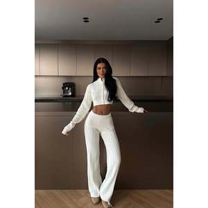 Conjunto Deportivo de Punto con Detalle de Botones Blancos - Product Image 4