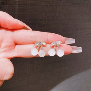 ต่างหูมุกเชอร์รี่ประดับหินตาแมว ดีไซน์น่ารักหวานๆ ชุบทอง 14K ทำจากโลหะผสมสังกะสี เหมาะสำหรับงานปาร์ตี้ ทันสมัย - Product Image 3