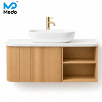 Meuble-lavabo mural rustique en bois clair avec lavabo sur pied blanc et étagère ouverte, personnalisable en usine